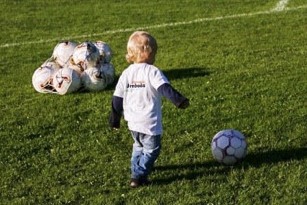 litet barn i Järnboås-tröja spelar fotboll