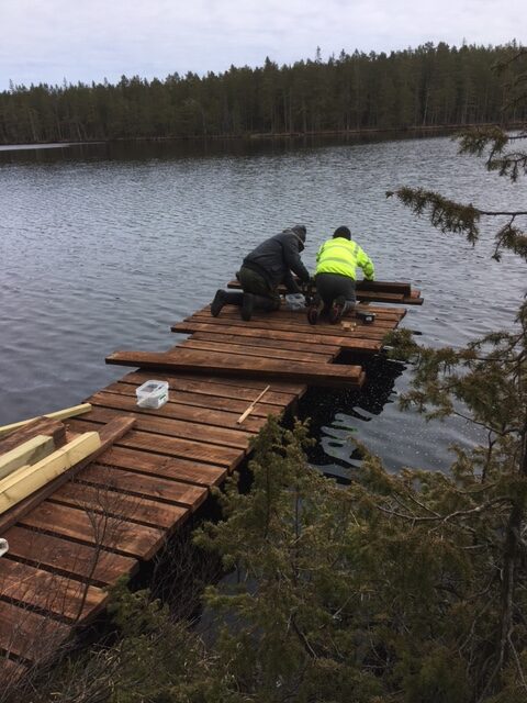 Det byggs spång och ny brygga vid Dammsjön i Järnboåsbygden
