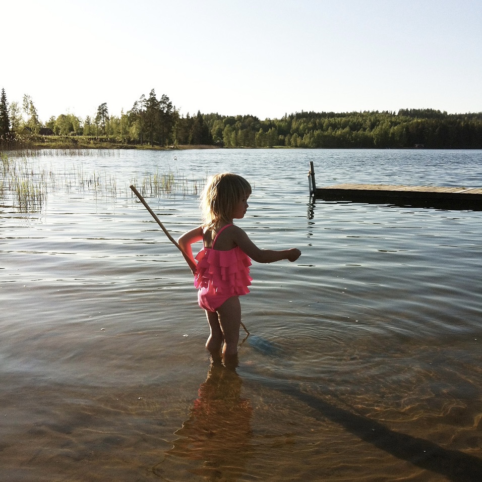 Flicka badar på Finnsjöstrands badplats