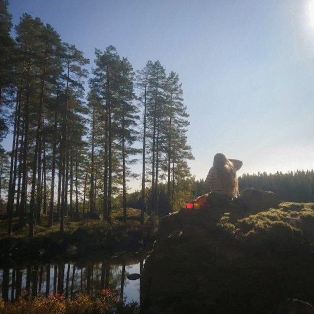 Flicka på sten - utflykt till naturreservatet Stensjön