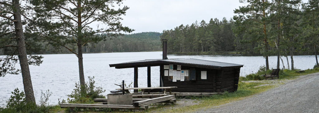 Vid Dammsjön i Nyhyttan, Järnboås finns fiske, grillplats och campingplatser.