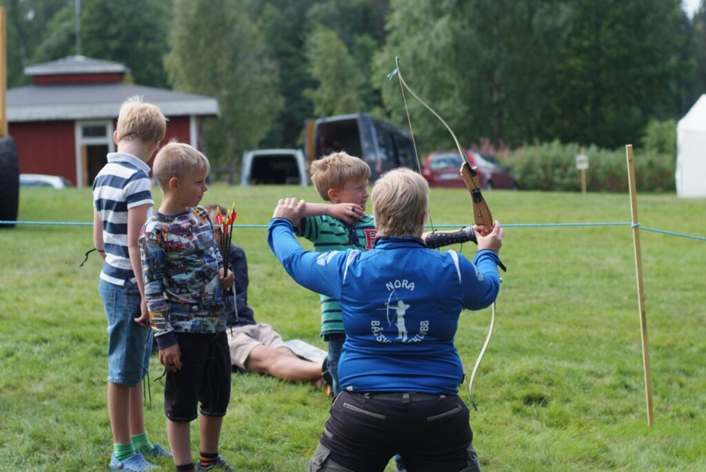 Nora bågskytteförening är på Larsmäss och visar upp sin sport