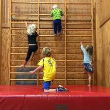 barn som klättrar i gympasalen