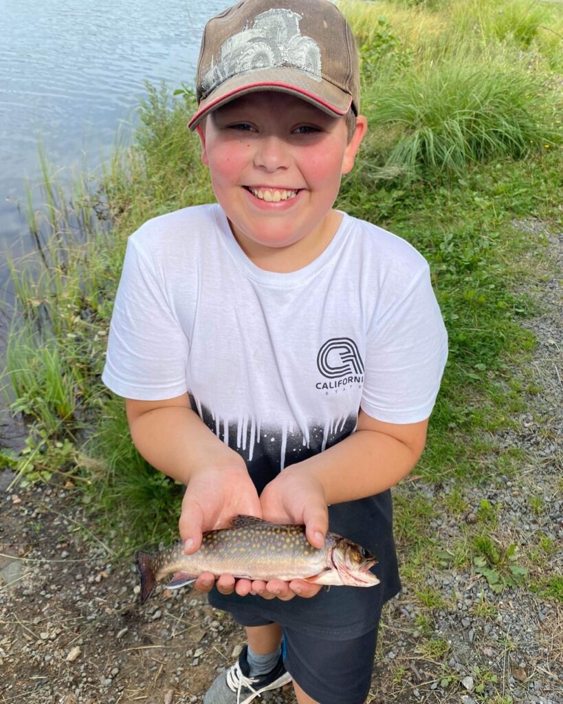 Lucas har dragit upp en fisk i Järnboåsbygden
