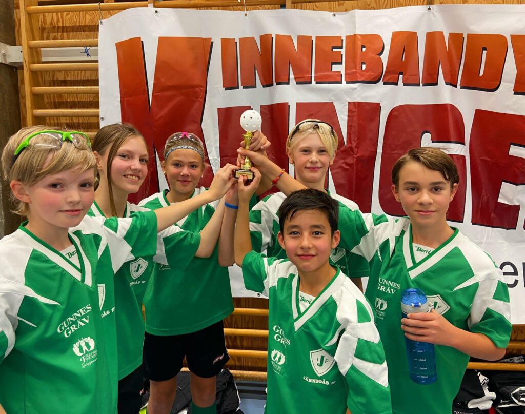 Klass 5-6 från Järnboås vann innebandykampen i Nora