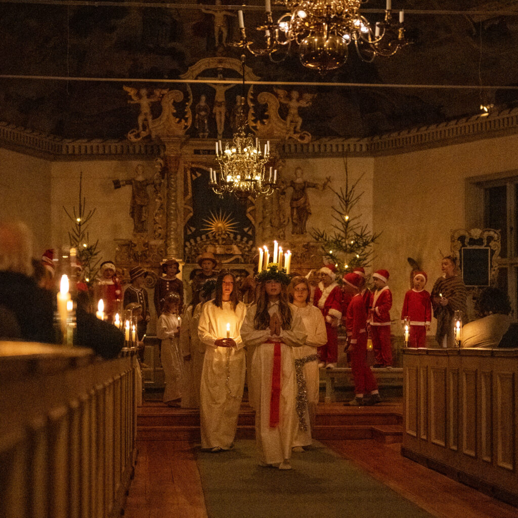 Järnboås skolbarn firar Lucia i Järnboås kyrka