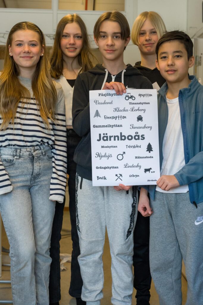Klass 6 i Järnboås skola visar upp sin affisch