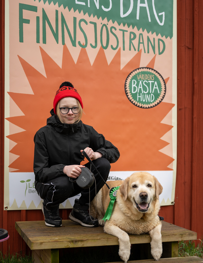 Leo med sin hund Timba på allra första Hundens dag i Järnboås
