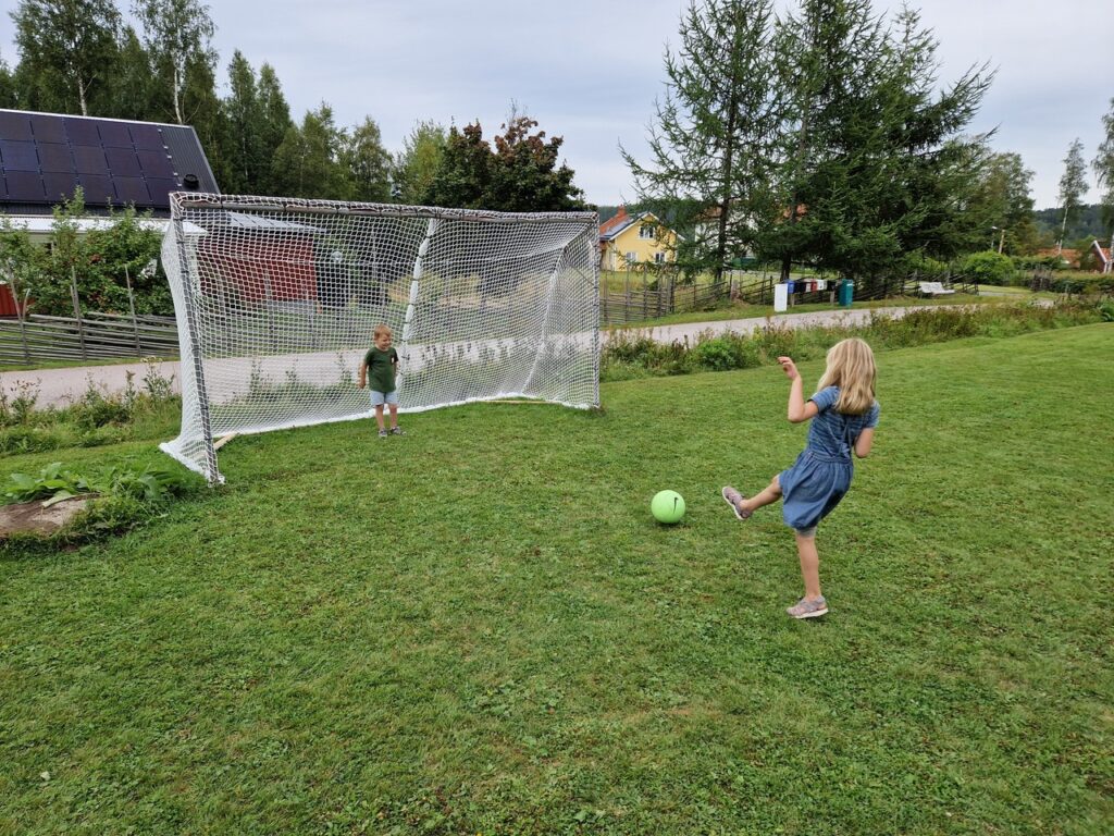 Två barn spelar fotboll