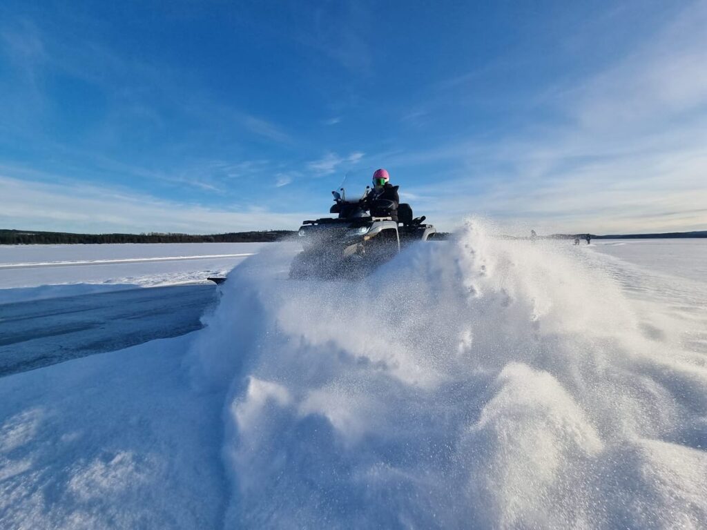 Snö som sprutar framför en plog.